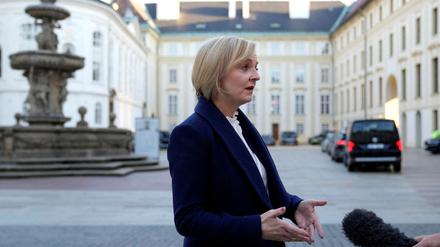 Die britische Premierministerin Liz Truss spricht beim EU-Treffen in Prag.