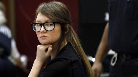 Anna Sorokin sitzt am Tisch der Verteidigung während der Beratungen der Geschworenen in ihrem Prozess am New York State Supreme Court am 25. April 2019 in New York.