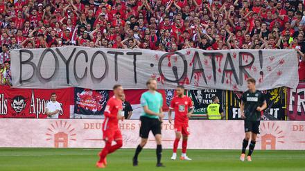 Hinfahren, wegschauen oder sogar boykottieren? Fußball-Fans haben unterschiedliche Wege, mit der WM umzugehen.