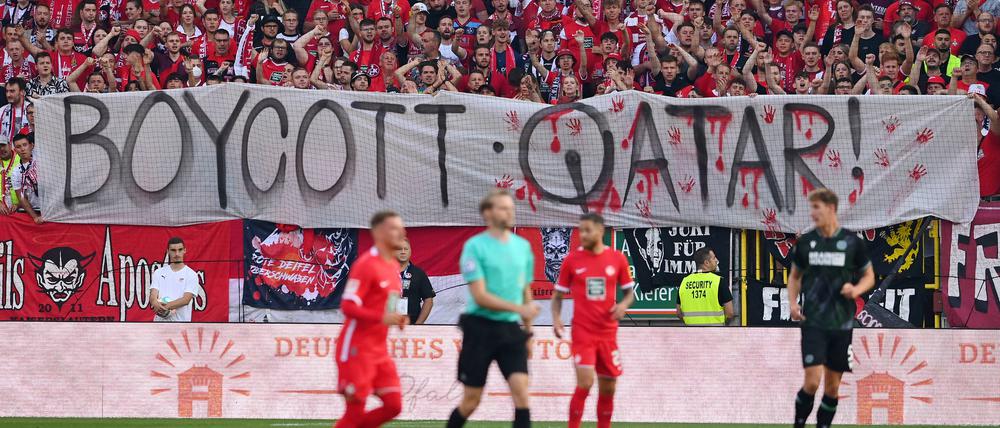 Hinfahren, wegschauen oder sogar boykottieren? Fußball-Fans haben unterschiedliche Wege, mit der WM umzugehen.