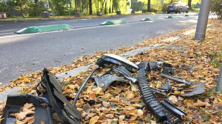 Zeugnisse eines Unfalls am Straßenrand.