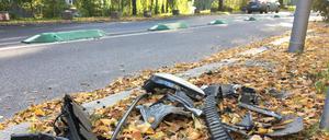 Zeugnisse eines Unfalls am Straßenrand.