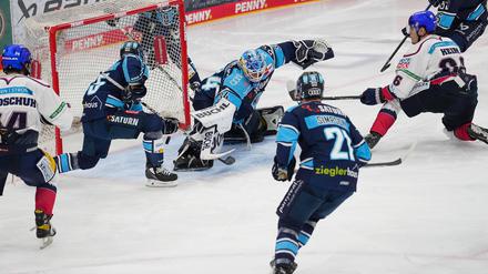  Wo ist der Puck? Gleich drin. Maximilian Heim (rechts) hat den besten Durchblick.