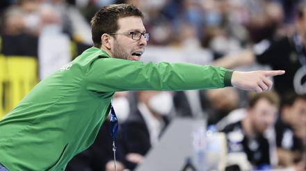 13.03.2022, Schleswig-Holstein, Kiel: Handball: Bundesliga, THW Kiel - Füchse Berlin, 24. Spieltag, Wunderino Arena. Berlins Trainer Jaron Siewert steht am Spielfeldrand. (zu dpa: «Füchse Berlin in Melsungen gefordert: «Sind brandgefährlich»») Foto: Frank Molter/dpa +++ dpa-Bildfunk +++