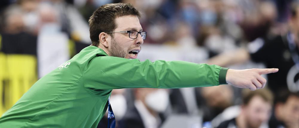 13.03.2022, Schleswig-Holstein, Kiel: Handball: Bundesliga, THW Kiel - Füchse Berlin, 24. Spieltag, Wunderino Arena. Berlins Trainer Jaron Siewert steht am Spielfeldrand. (zu dpa: «Füchse Berlin in Melsungen gefordert: «Sind brandgefährlich»») Foto: Frank Molter/dpa +++ dpa-Bildfunk +++