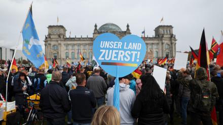 Teilnehmende einer Demonstration der AfD unter dem Motto „Energiesicherheit und Schutz vor Inflation - unser Land zuerst“ haben sich vor dem Reichstagsgebäude versammelt.