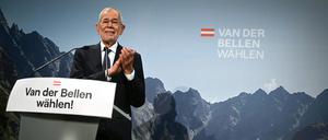 Alexander Van der Bellen, Bundespräsident von Österreich, klatscht im Rahmen der Wahlkampfabschluss-Veranstaltung. 