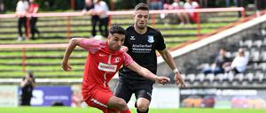 Lichtenberg 47 (li. Hussein Chor im Zweikampf mit Philip Fontein von der VSG Altglienicke) spielt derzeit die vierte Saison in der Fußball-Regionalliga Nordost. 
