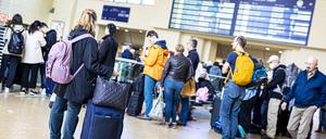 Reisende warten in Hannover