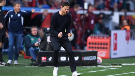 Jubel über das erste Tor des Nachmittags für Bayer: Trainer Xavi Alonso.