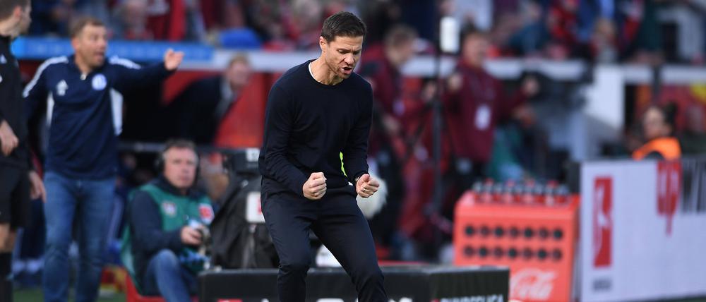 Jubel über das erste Tor des Nachmittags für Bayer: Trainer Xavi Alonso.