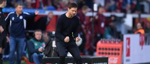 Jubel über das erste Tor des Nachmittags für Bayer: Trainer Xavi Alonso.