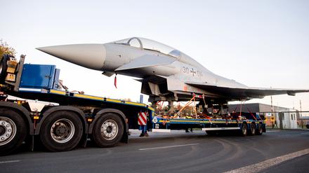 Ein Kampfflugzeug vom Typ Eurofighter Typhoon der Luftwaffe vor der Einfahrt zum Fliegerhorst Wittmundhafen. 