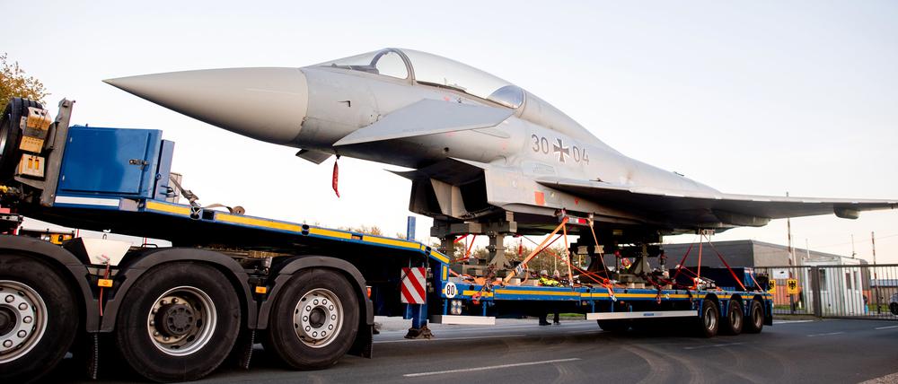 Ein Kampfflugzeug vom Typ Eurofighter Typhoon der Luftwaffe vor der Einfahrt zum Fliegerhorst Wittmundhafen. 