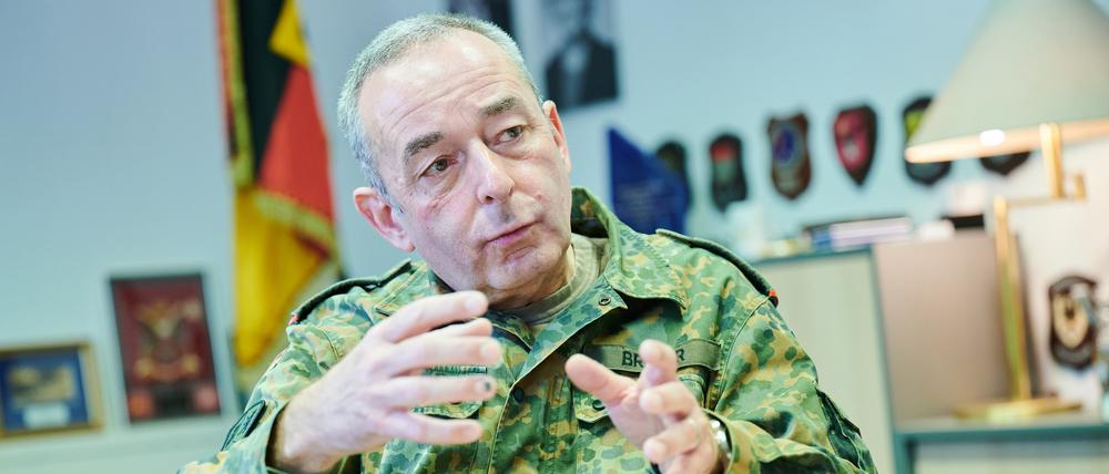 Generalleutnant Carsten Breuer sitzt am 23. September in seinem Berliner Büro.