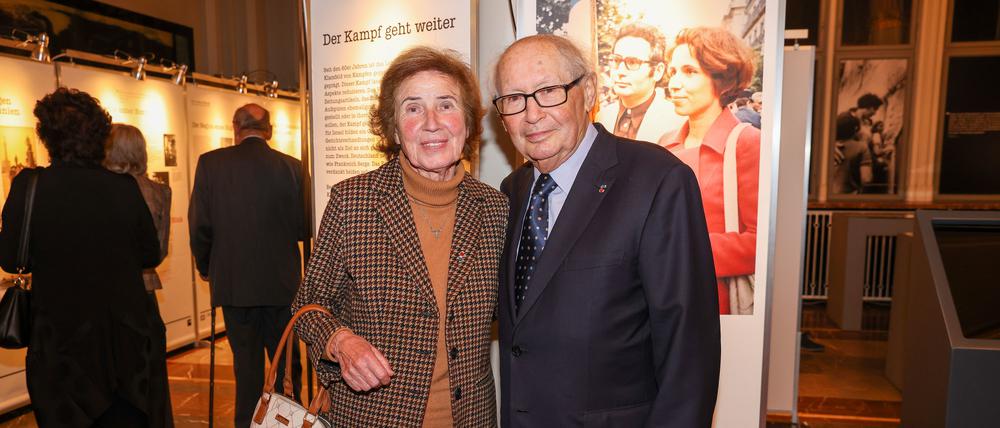 Beate und Serge Klarsfeld bei der Eröffnung der Ausstellung im Roten Rathaus.