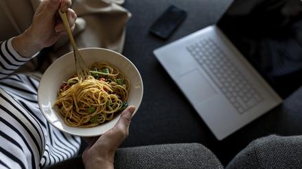 Spätesser haben mehr Hunger und auch mehr Appetit auf bestimmte Lebensmittel wie stärkehaltige Produkte oder Fleisch.
