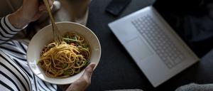 Spätesser haben mehr Hunger und auch mehr Appetit auf bestimmte Lebensmittel wie stärkehaltige Produkte oder Fleisch.