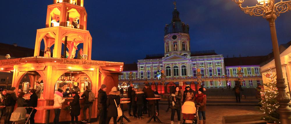 Der Weihnachtsmarkt vor dem Schloss Charlottenburg in Berlin-Charlottenburg.