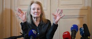 Die Autorin Annie Ernaux auf einer Pressekonferenz, nachdem sie den Nobelpreis gewonnen hat.