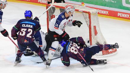 Kevin Clark erzielte das 1:2 für die Eisbären und startete die Aufholjagd.