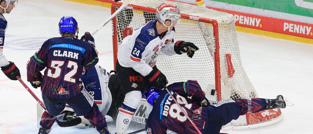 Kevin Clark erzielte das 1:2 für die Eisbären und startete die Aufholjagd.