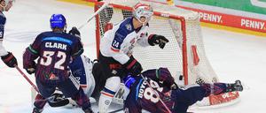 Kevin Clark erzielte das 1:2 für die Eisbären und startete die Aufholjagd.
