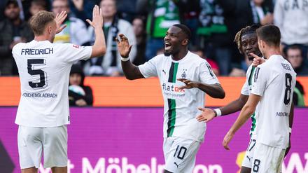 Marvin Friedrich (links) und Marcus Thuram erzielten jeweils einen Treffer beim 5:2 gegen Köln.