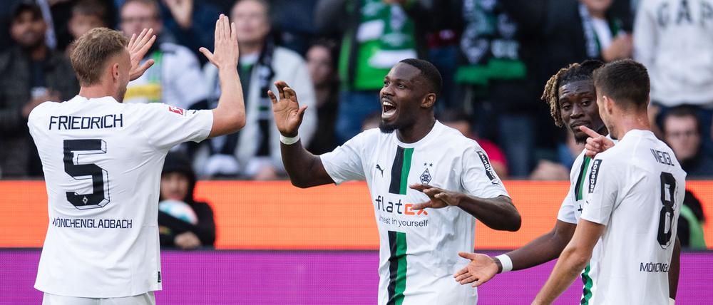 Marvin Friedrich (links) und Marcus Thuram erzielten jeweils einen Treffer beim 5:2 gegen Köln.