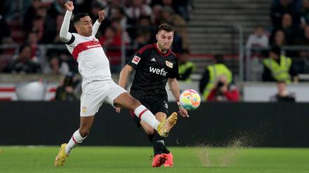 Augen zu und durch. Unions Robin Knoche (rechts) gegen Tiago Tomas. 