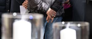 Bürgerinnen und Bürger nehmen an der Synagoge in Halle/Saale am Gedenken für die Opfer des Terroranschlags von 2019 teil.