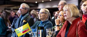 Parteimitglieder der FDP reagieren auf der Wahlparty der FDP enttäuscht auf die ersten Hochrechnungen zur Landtagswahl.