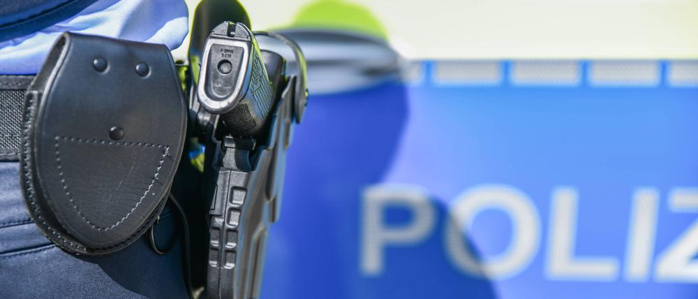 Polizistin mit Handschellen.