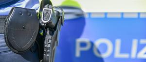 Polizistin mit Handschellen.