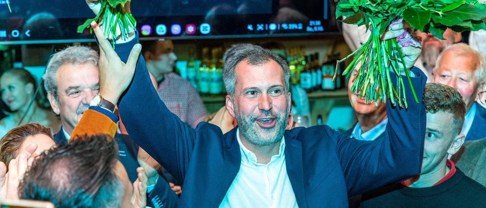 Tobias Schick (SPD) hält Blumensträuße nach der Auszählung zur Stichwahl um das Amt des Cottbuser Oberbürgermeisters. 