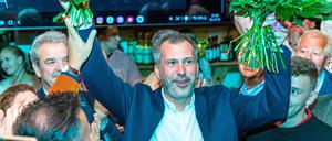 Tobias Schick (SPD) hält Blumensträuße nach der Auszählung zur Stichwahl um das Amt des Cottbuser Oberbürgermeisters. 
