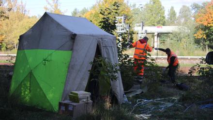 Arbeiter arbeiten an einer Schienenstrecke der Deutschen Bahn in der Nähe vom S-Bahnhof Hohenschönhausen an Kabeln. Die Bahn wurde Opfer eines gezielten Angriffs.
