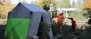 Arbeiter arbeiten an einer Schienenstrecke der Deutschen Bahn in der Nähe vom S-Bahnhof Hohenschönhausen an Kabeln. Die Bahn wurde Opfer eines gezielten Angriffs.