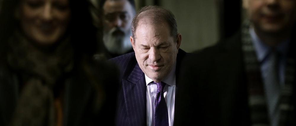 Harvey Weinstein, Filmproduzent aus den USA, trifft in einem Gerichtsgebäude ein (Archivbild).