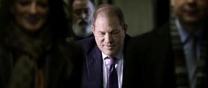  Harvey Weinstein (M), Filmproduzent aus den USA, trifft in einem Gerichtsgebäude ein. 