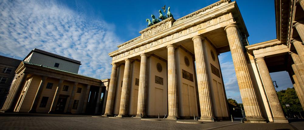 Das Brandenburger Tor in Berlin Mitte Deutschland an einem sonnigen Septembermorgen 2022. 