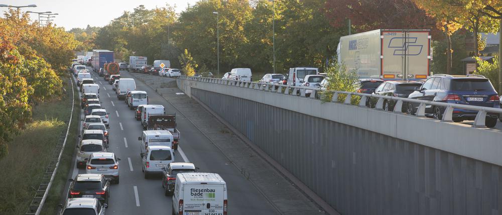 Dicht an dicht stehen Fahrzeuge auf der Seestraße. Ursache ist eine Straßenblockade der Gruppe „Letzte Generation“.