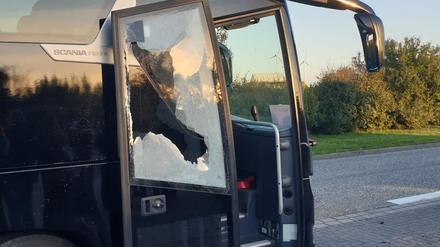 Zerstörte Scheiben an einem der Fanbusse.