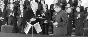 Peking, Oktober 1972: Bundesaußenminister Walter Scheel (links) und sein chinesischer Amtskollege Tschi Peng Fei tauschen die Dokumente über die Aufnahme diplomatischer Beziehungen beider Staaten aus.