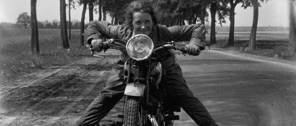 Maria Therese, genannt Esi, von Hammerstein in den 1930er Jahren auf ihrem Motorrad auf einer Allee bei Berlin.