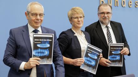 Beratungen bis zum Morgengrauen: die Vorsitzenden der Kommission,  Michael Vassiliadis, Vorsitzender der Industriegewerkschaft Bergbau, Chemie, Energie IG BCE,  Veronika Grimm, Mitglied im Sachverständigenrat der Bundesregierung und Siegfried Russwurm, Präsident des Bundesverbands der Deutschen Industrie (von links nach rechts)