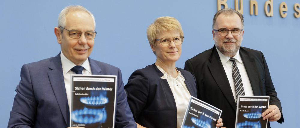 Beratungen bis zum Morgengrauen: die Vorsitzenden der Kommission,  Michael Vassiliadis, Vorsitzender der Industriegewerkschaft Bergbau, Chemie, Energie IG BCE,  Veronika Grimm, Mitglied im Sachverständigenrat der Bundesregierung und Siegfried Russwurm, Präsident des Bundesverbands der Deutschen Industrie (von links nach rechts)