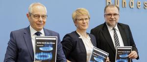 Beratungen bis zum Morgengrauen: die Vorsitzenden der Kommission,  Michael Vassiliadis, Vorsitzender der Industriegewerkschaft Bergbau, Chemie, Energie IG BCE,  Veronika Grimm, Mitglied im Sachverständigenrat der Bundesregierung und Siegfried Russwurm, Präsident des Bundesverbands der Deutschen Industrie (von links nach rechts)