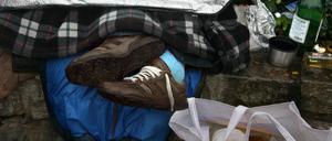 Ein obdachloser Mann in einem Park in Berlin. 