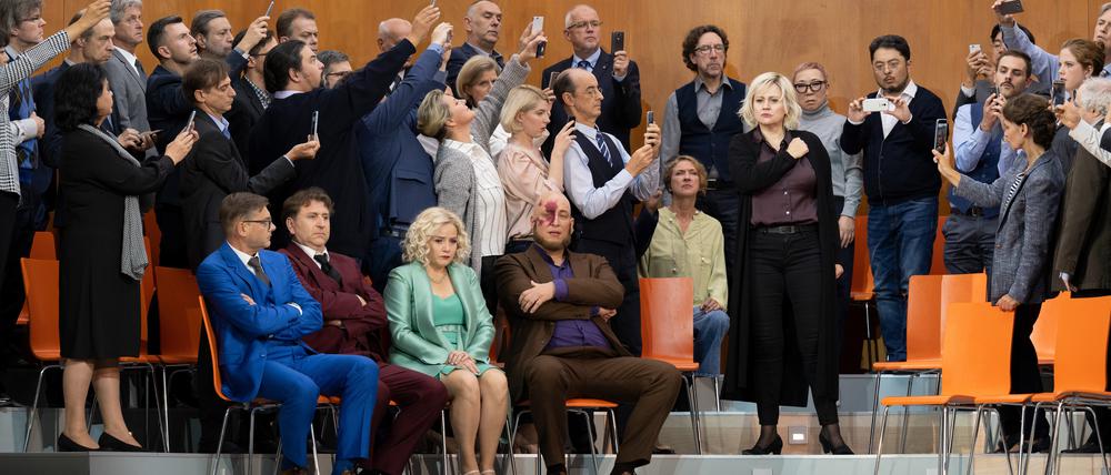 Szene aus dem 2. Aufzug mit vorne (v.l.). Gunter, Siegfried, Gutrune, Hagen und Brünnhilde.